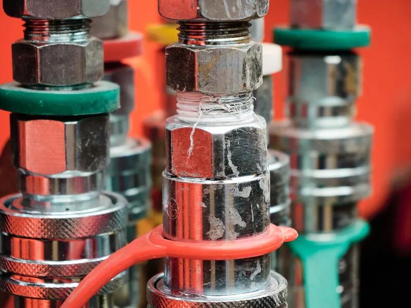 Hydraulic quick-connect couplers with red and green color coding